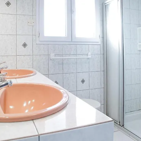 Holiday home Three-bedroom In Sur