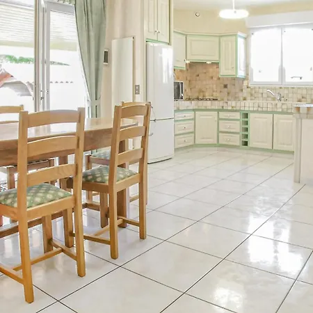 Holiday home Three-bedroom In Sur